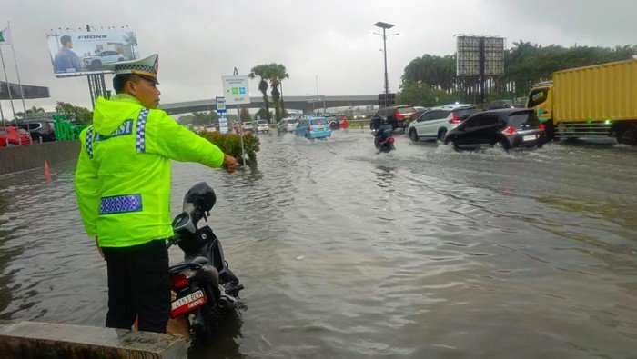 Banjir Menerjang, Lalin di Bandara Soekarno-Hatta Lumpuh!