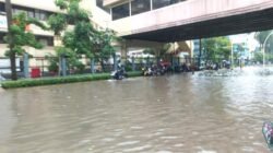 Banjir Bandang Menerjang, Jalan Mangga Dua Raya Tertutup Lumpur