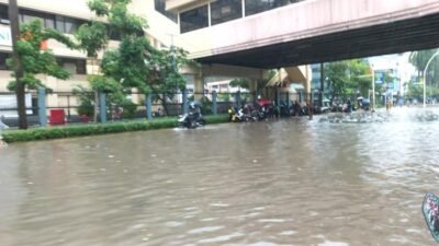 Banjir Bandang Menerjang, Jalan Mangga Dua Raya Tertutup Lumpur