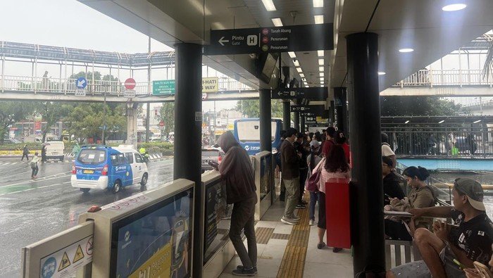Banjir Jakarta Membuat Penumpang Bus TransJ Koridor 9 Kecewa