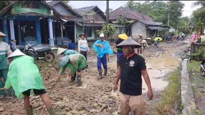 Jalan Rusak, Warga Pandeglang Ngotaki Sendiri, Pemprov Diminta Bertindak!
