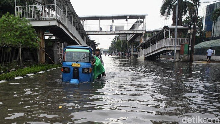 Banjir Jakarta Menerjang 57 RT dan 39 Ruas Jalan, Warga Gelisah!