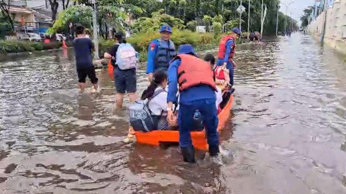Ditpolairud Polda Metro Jaya Siap Tangani Banjir Kiriman di Pluit Jakut