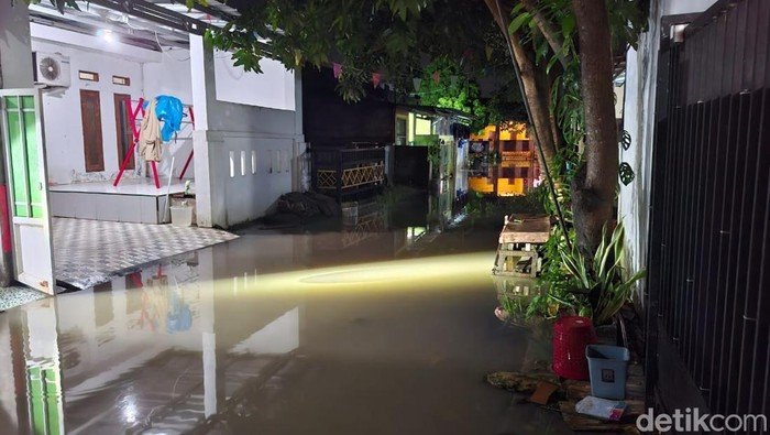 Tanggul Jebol, Kali Meluap: Banjir Serang Perum Persada Tanpa Ampun