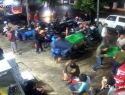 Geger Mobil Seruduk Motor Parkir, Pengeroyokan Mengerikan di Jaksel!