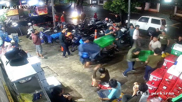 Geger Mobil Seruduk Motor Parkir, Pengeroyokan Mengerikan di Jaksel!