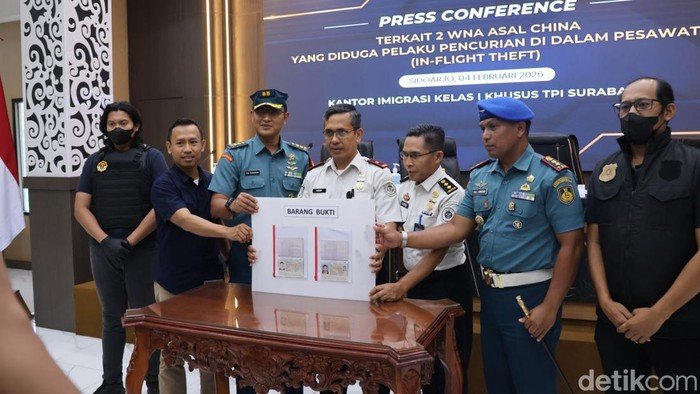 2 WN China Ditangkap, Uang Penumpang di Pesawat Jakarta-Surabaya Raib