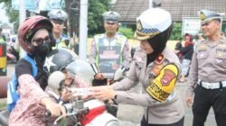 Polantas Serang Berikan Hadiah bagi Pengendara yang Tertib, Operasi Keselamatan Berhasil!