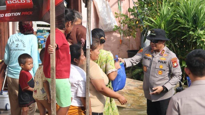 Kapolda Metro Hadirkan Harapan dengan Sembako untuk Warga Banjir Muara Gembong
