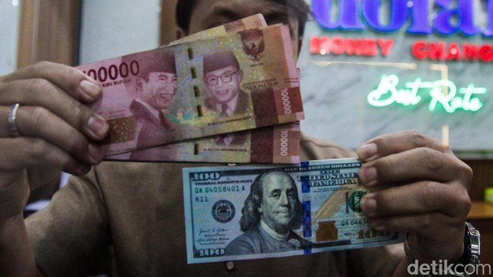 Rupiah Masih Tiarap di Hadapan Dolar AS Pagi Ini: Kebijakan Moneter Mana yang Bisa Menyelamatkannya?