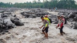 **Distrust Rising: Menimbang Ulang Fondasi Kepercayaan Publik terhadap Kepolisian dalam Masyarakat Demokratis**