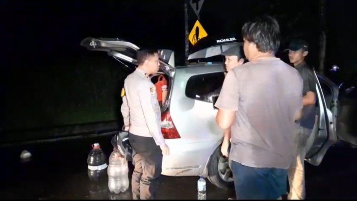 Mobil Mogok Tengah Malam, Polisi Bogor Antarkan Lansia Pulang dengan Baik dan Sopan!