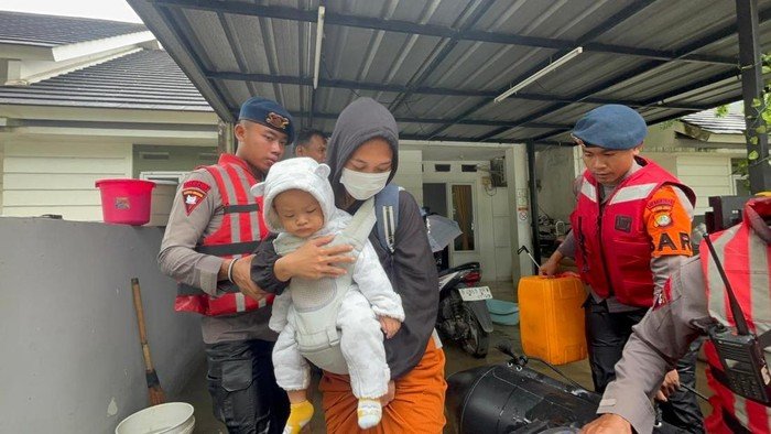 Banjir 1 Meter di Ciledug: Brimob Berjuang Selamatkan Anak-Anak dari Dalam Rumah