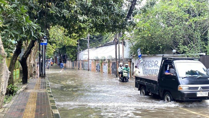 Pengendara Tuntun Motor Terobos Banjir di Kemang-Mampang Jaksel, Ancam Keselamatan Siapa?