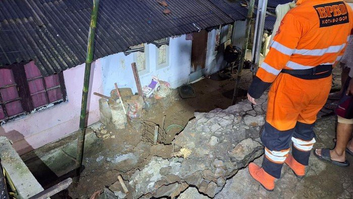 Bogor Dilanda Hujan Deras, Banjir dan Longsor Membuat Dua Rumah Rusak