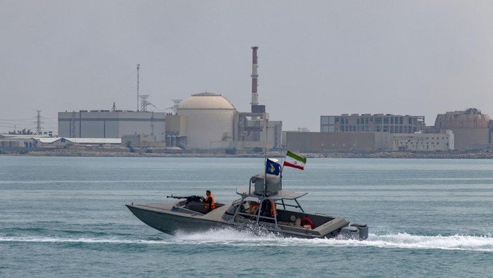 Selat Hormuz Diteror, AS Klaim Hancurkan Kapal Iran