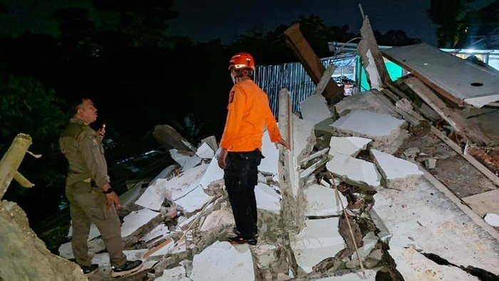 Hujan Deras Menyebabkan Rumah 2 Lantai di Bogor Ambruk