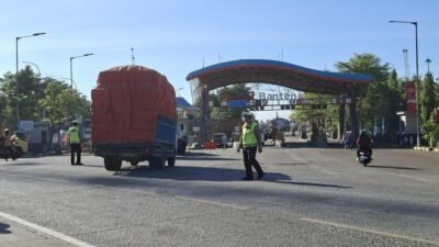 Antrean Truk di Pelabuhan Ciwandan, Polisi Siagam Jaga JLS