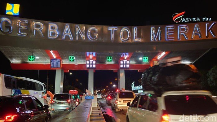 850 Ribu Kendaraan Lintasi Tol Merak, Arus Mudik Lebaran Mencapai Puncak!