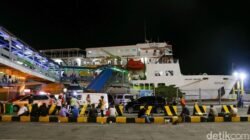 Antisipasi Polisi, Pemudik Meningkat di Pelabuhan Merak Malam Hari!