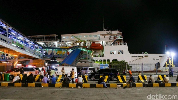 Antisipasi Polisi, Pemudik Meningkat di Pelabuhan Merak Malam Hari!