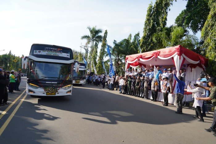 **Pemkot Cilegon Dorong 50 Bus, 2.000 Pemudik Enjoy Liburan di Kampung!**