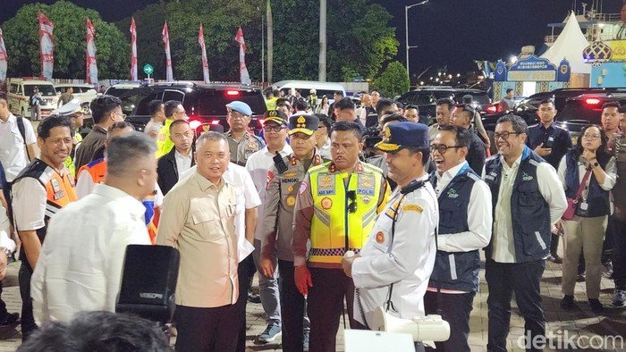 Menhub-Kakorlantas Tinjau Pelabuhan Merak dan Ciwandan, Pastikan Kebelakangan Pemudik