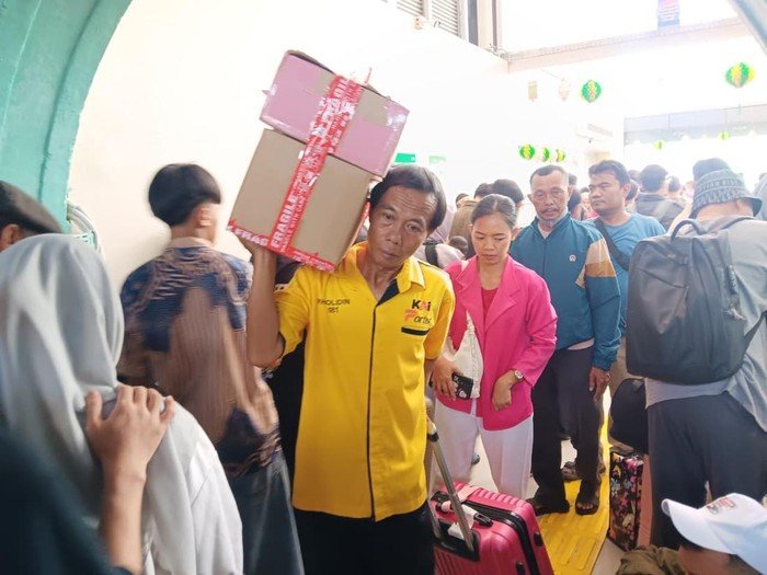 Dari Keringat ke Uang, Porter Senen Punya Cerita Menarik