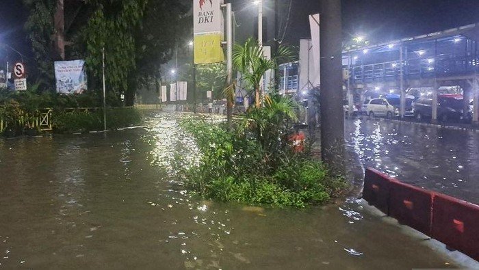 Banjir Terminal Rambutan, Kali Cipinang Meluap Landaikan Warga