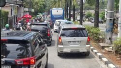 “Macet Menyebalkan di H+2 Lebaran: Lalin Menuju Ragunan, Antrean Kendaraan Mengular!”