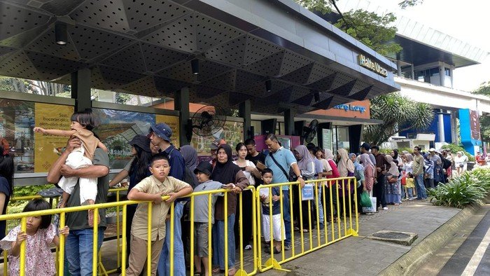 Pengunjung Antre Masuk TMII Sejak Pagi di H+2 Lebaran - Update 2