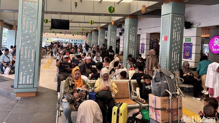 Ribuan Penumpang Bawa Camilan Tradisional, Stasiun Senen Jadi Tempat Berbagi Rasa.