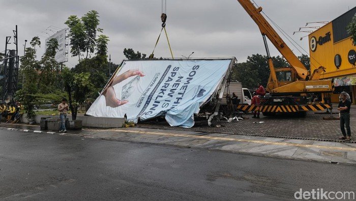Tragedi di Buahbatu: 2 Reklame Raksasa Tumbang karena Hujan-Angin, 4 Kendaraan Terjebak dalam Kecelakaan