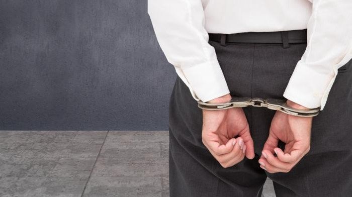 Heboh! Viral Video Pria Palak Mobil 'Pelat Luar', Ternyata Jadi Modus Tawarkan Jasa Kawal