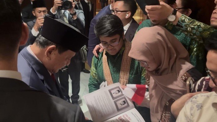Prabowo, Bintang Selfie di Jepang: Diaspora Rela Antri Berjam-jam untuk Tanda Tangan!